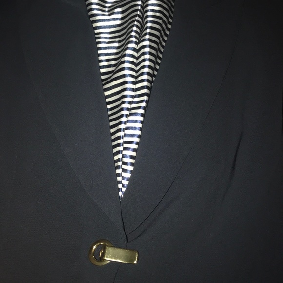 Beautiful black blazer with gold clasp - Picture 3 of 3